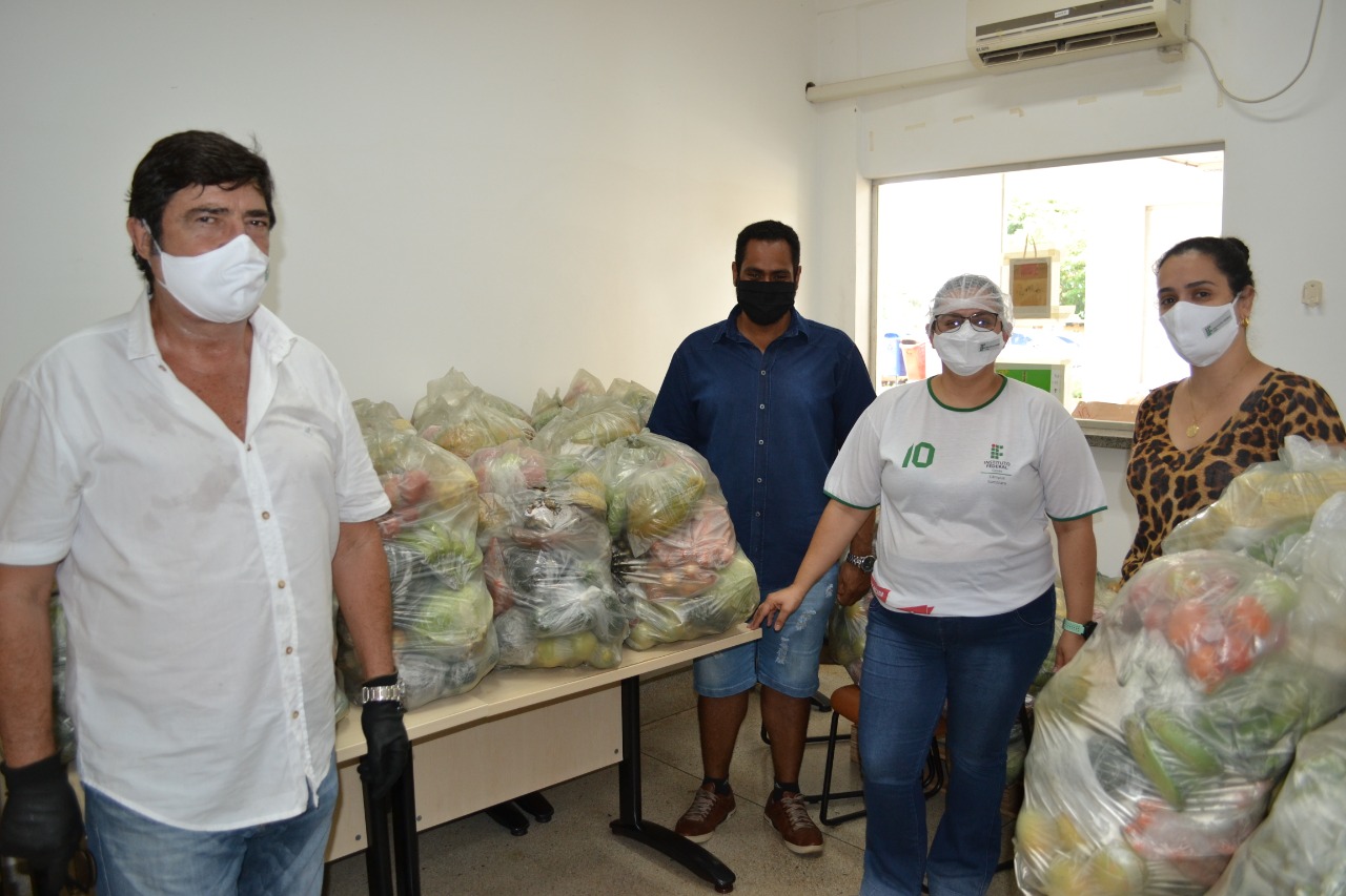 Alguns dos servidores envolvidos na entrega das cestas que está sendo coordenada pela Gepex